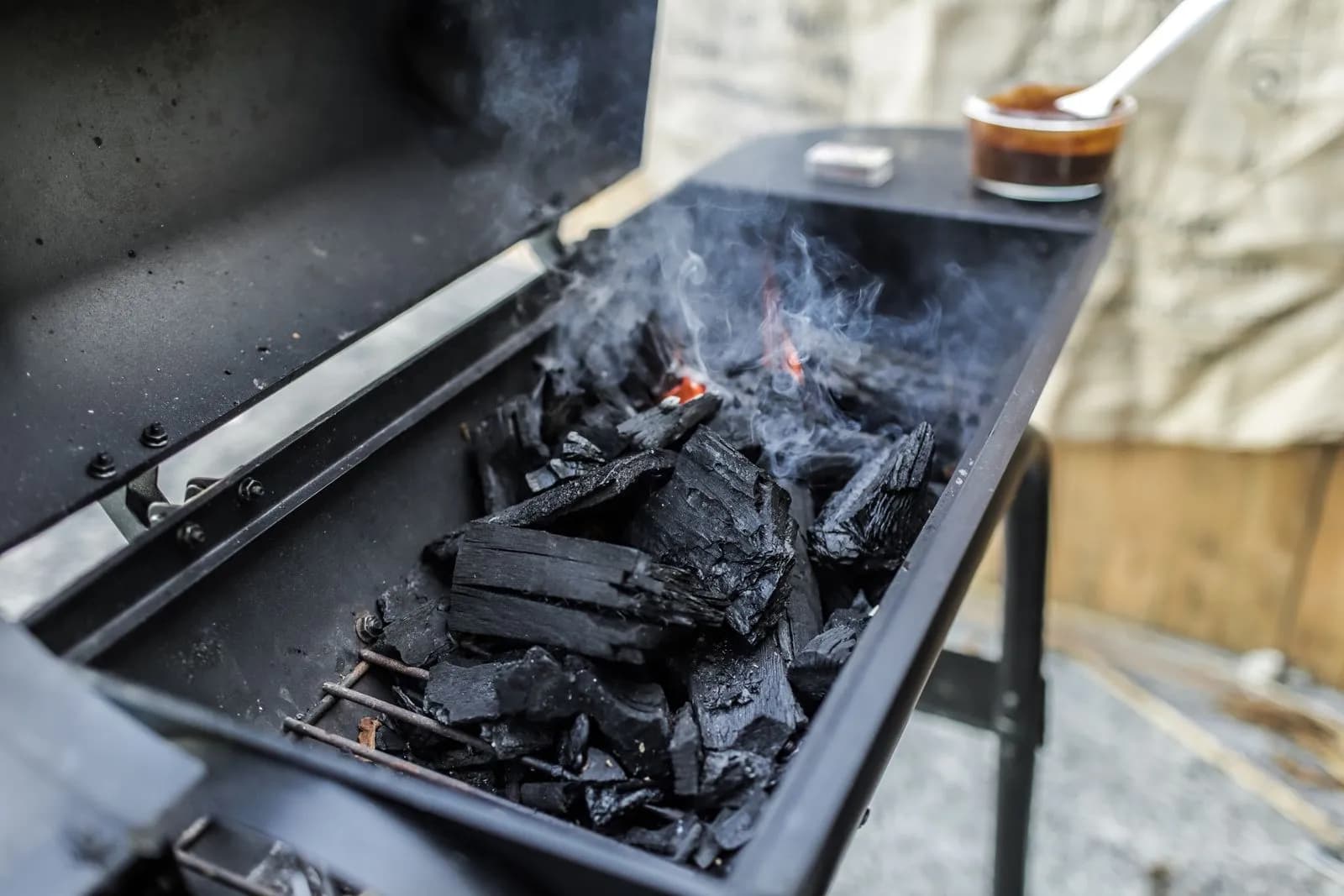 Barbacoa de carbón humeando al aire libre en un día frío