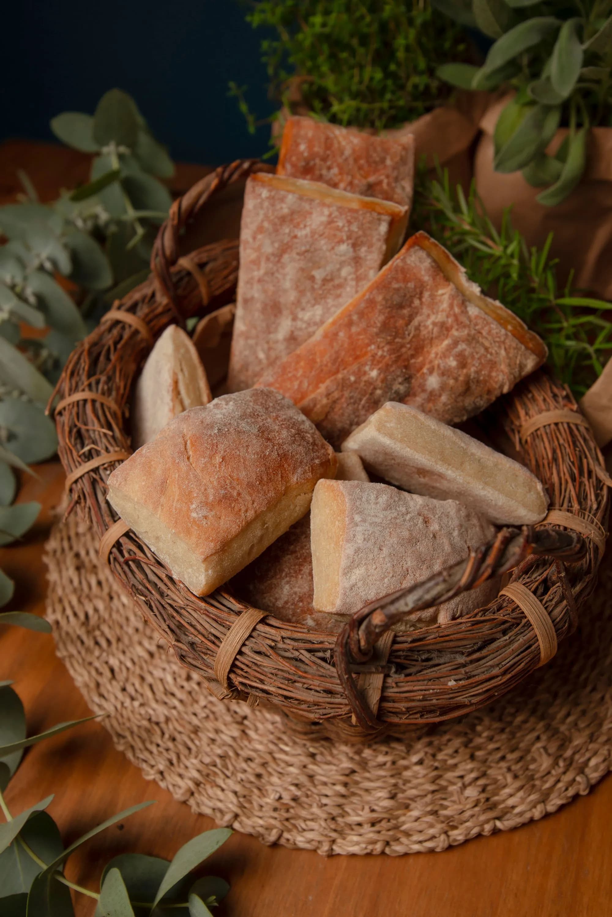 Dos chapatas de aceite de oliva recién horneadas sobre piedra, con corteza dorada crujiente y miga muy alveolada