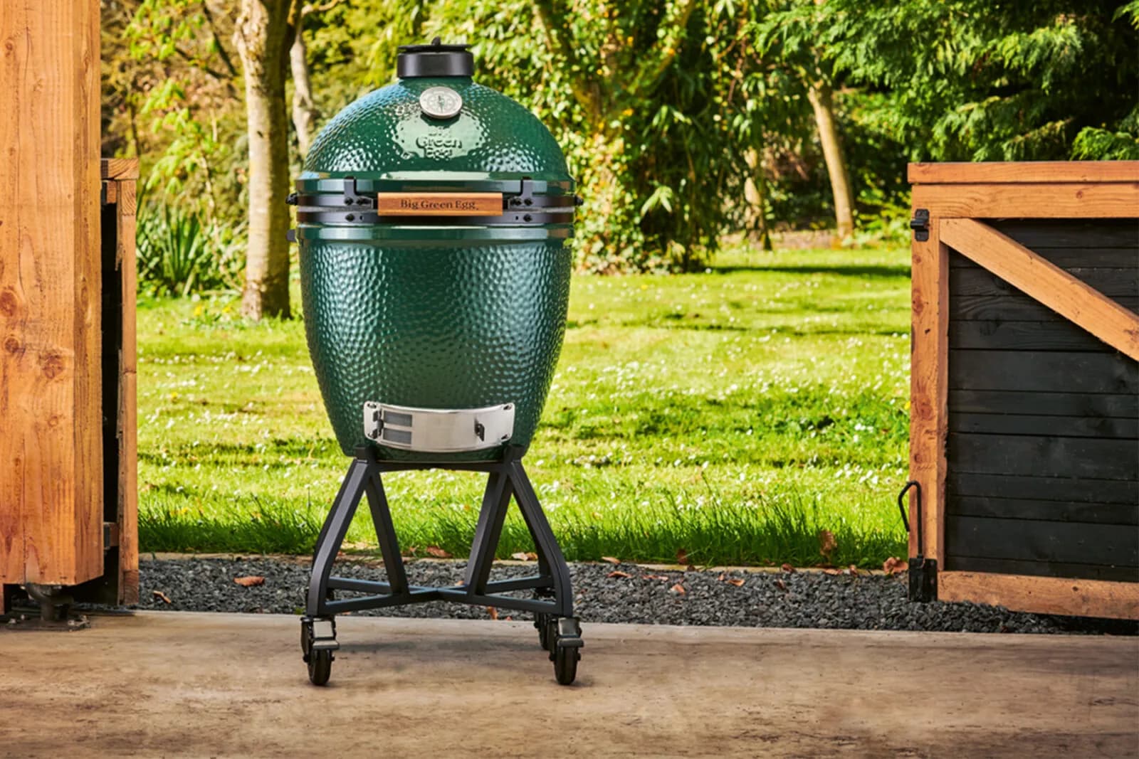 Big Green Egg Large en cerámica verde sobre nido, el tamaño recomendado para la mayoría de hogares