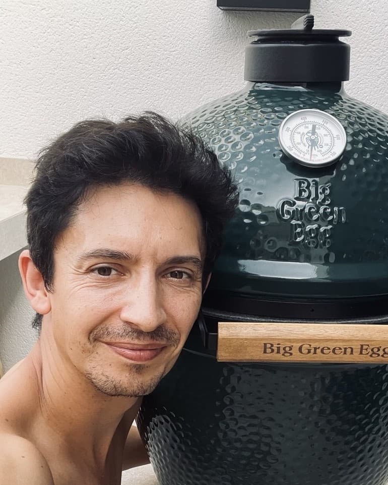 Valery Grin, editor de mikamado.es, junto a su Big Green Egg Large en Torrevieja