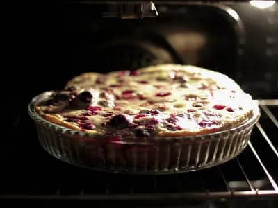 Clafoutis de cerezas dorado recién horneado