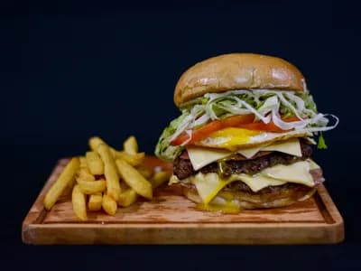 Hamburguesa smash con bordes crujientes y queso fundido