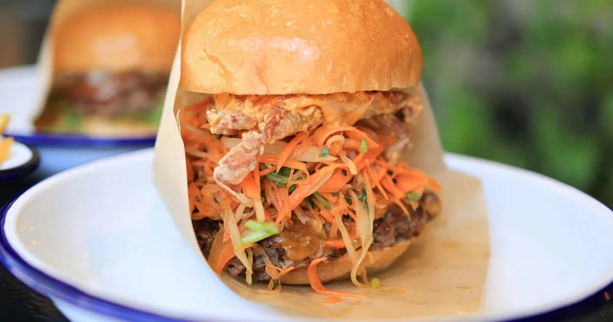 Pulled pork ahumado al estilo Carolina, deshilachado tras 8 horas en el kamado