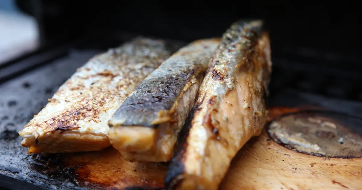 Lonchas de salmón ahumado en frío con eneldo